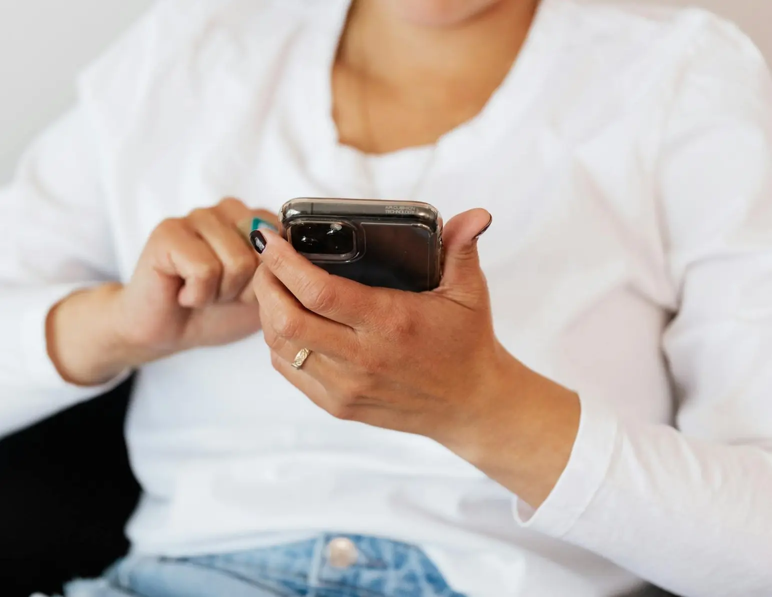 A parent reading a Meevee session recap on their phone